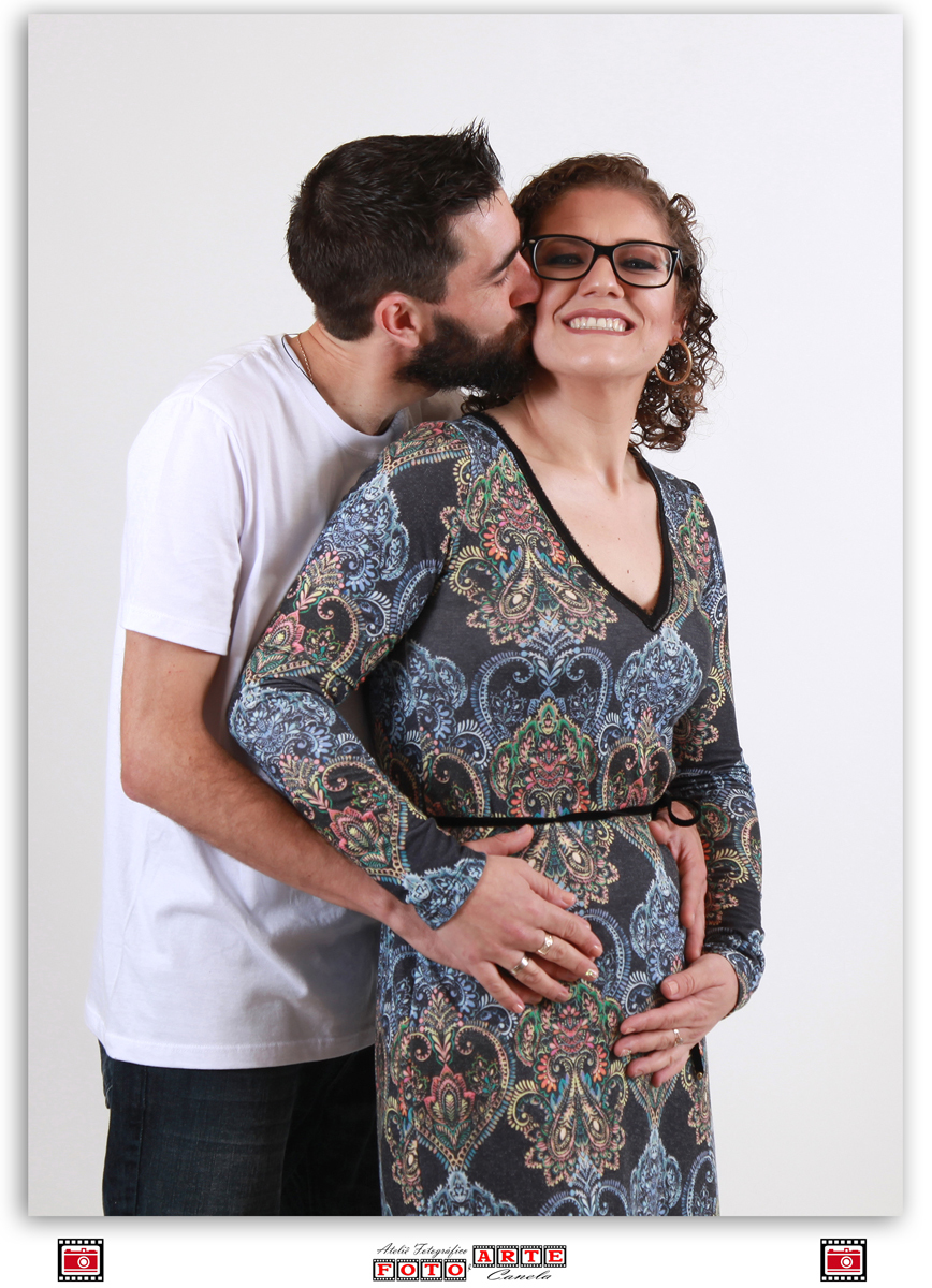 ele dando um beijinho nela