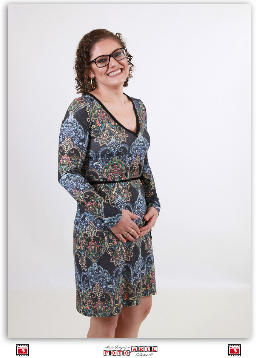 mamãe sorrindo com as mãos na barriga