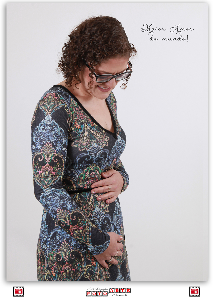 mamãe olhando para a barriga