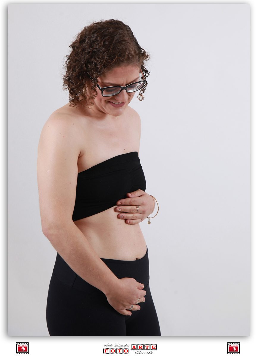 gestante olhando para a barriga