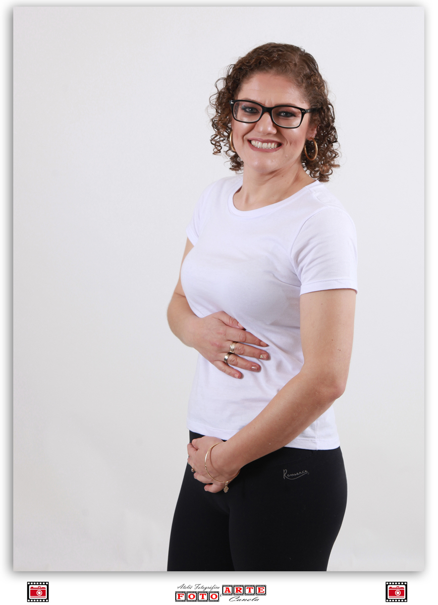 gestante de branco segurando a barriga