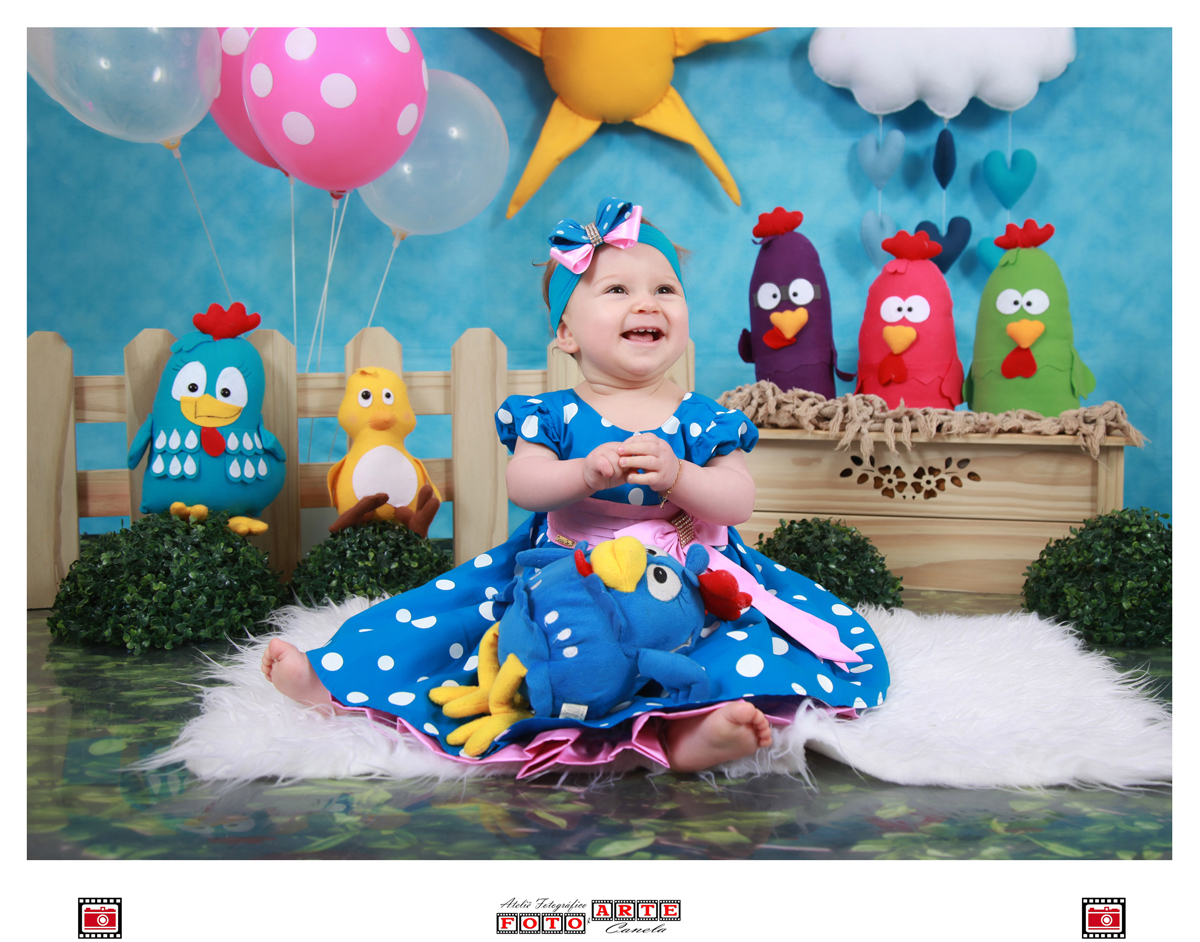 menina sorrindo com galinha pintadinha 