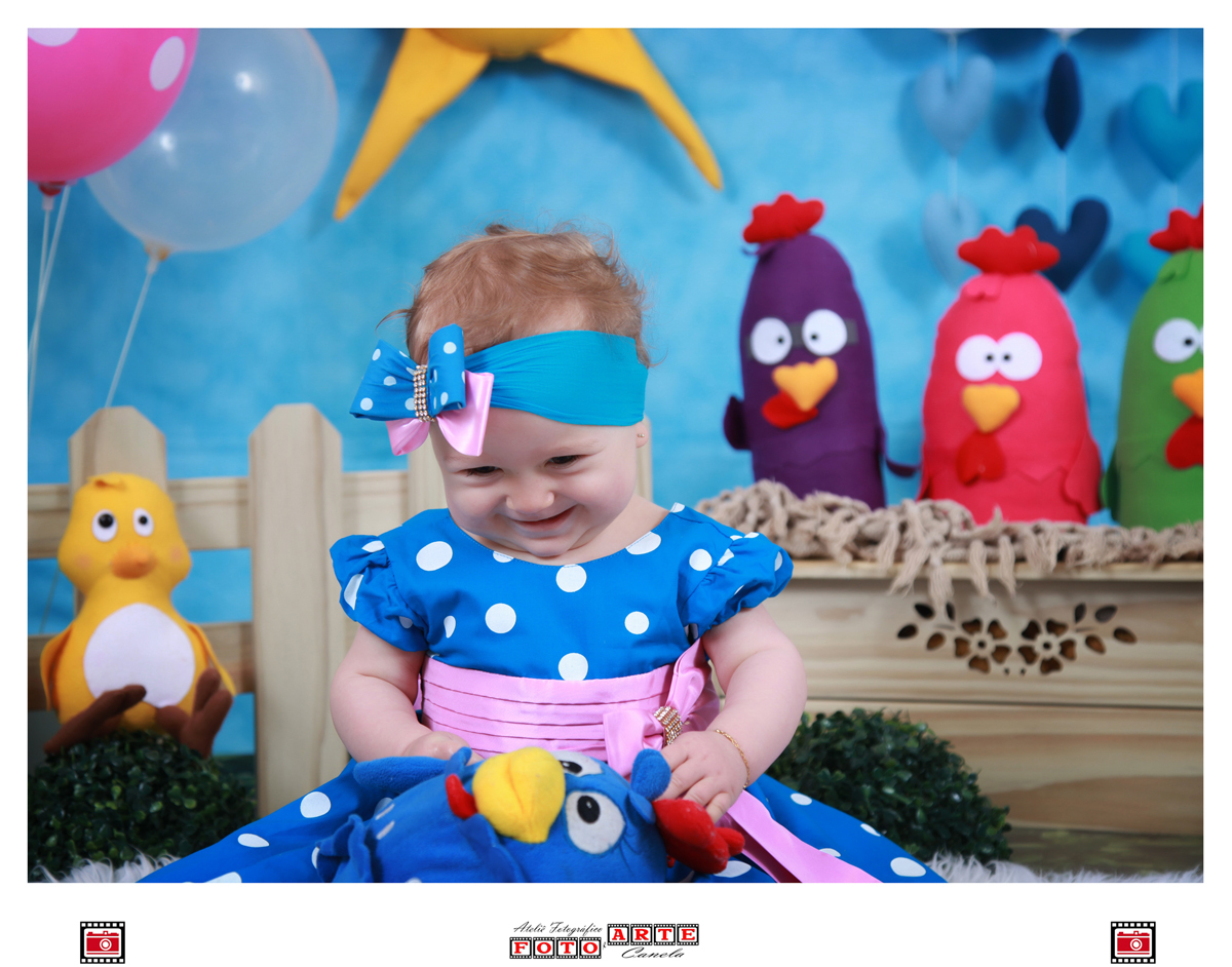 criança sorrindo com galinha pintadinha