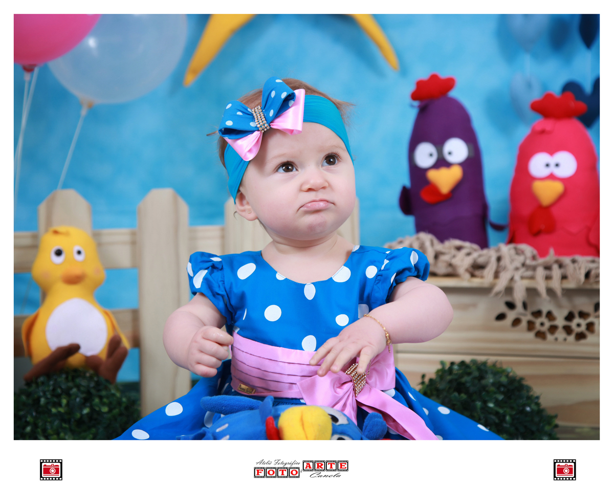 criança de vestido azul ensaio galinha pintadinha