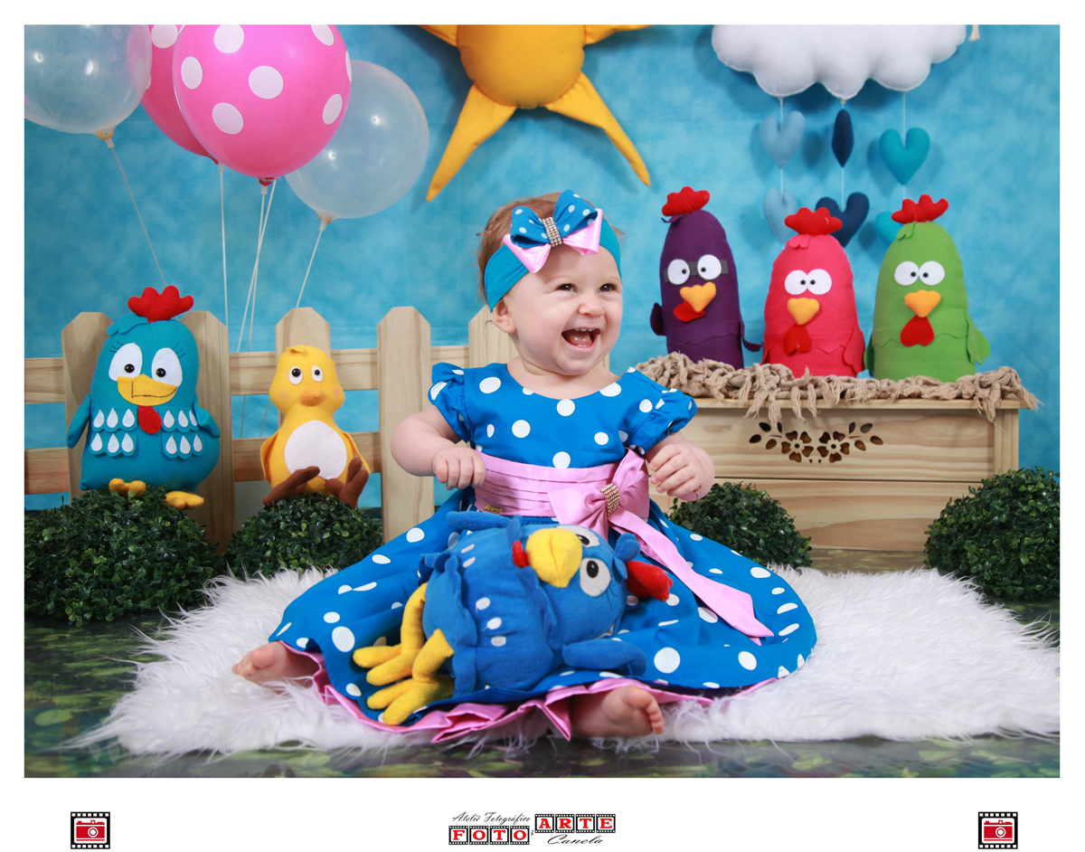 criança rindo no ensaio primeiro aninho galinha pintadinha