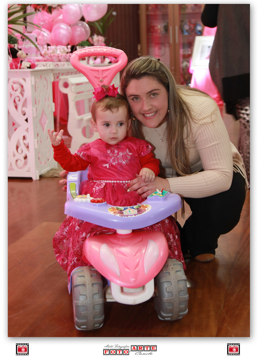 com a mamãe na festa