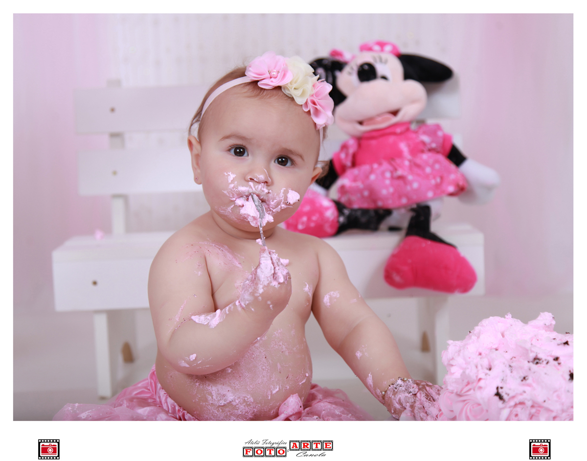 comendo bolo rosa