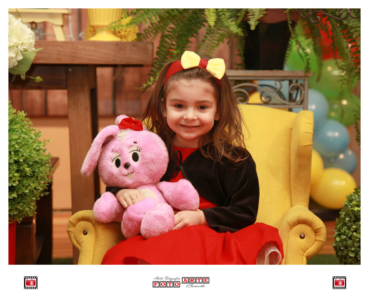 aniversariante sentada com coelho de pelúcia