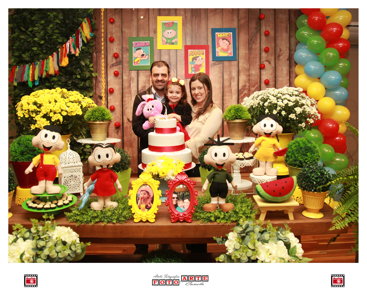 aniversariante com os pais na mesa do parabéns