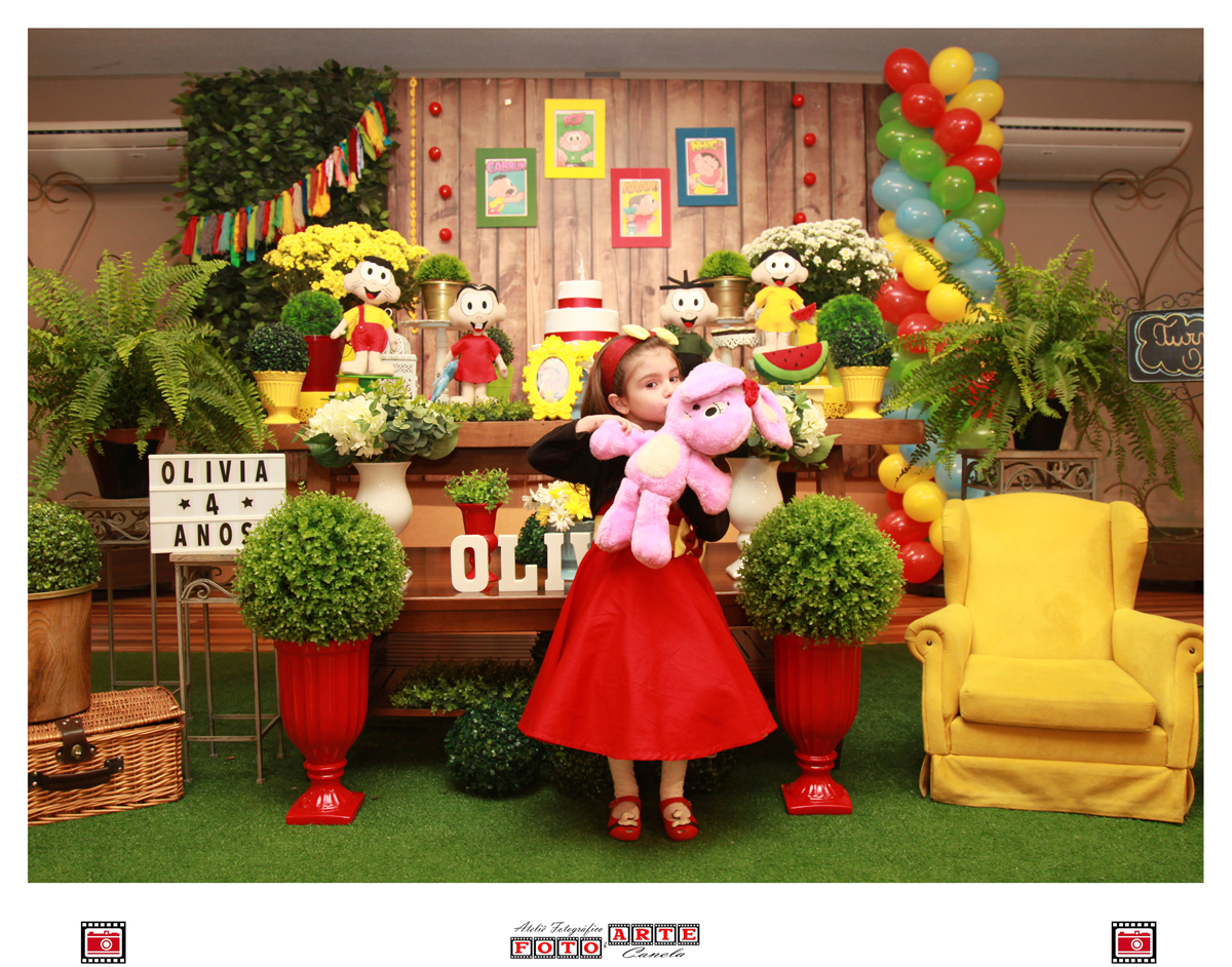 menina abraçando coelho de pelúcia