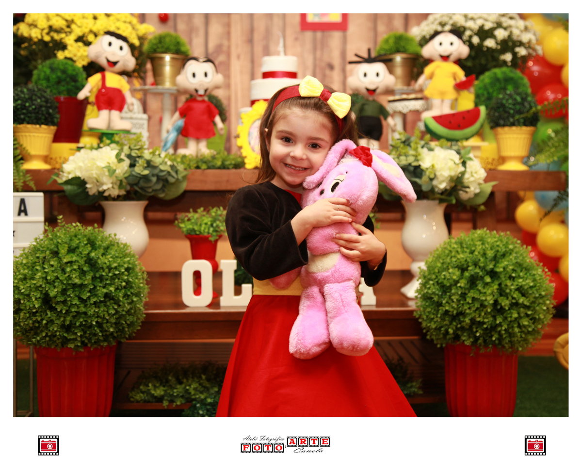 olívia segurando coelho de pelúcia