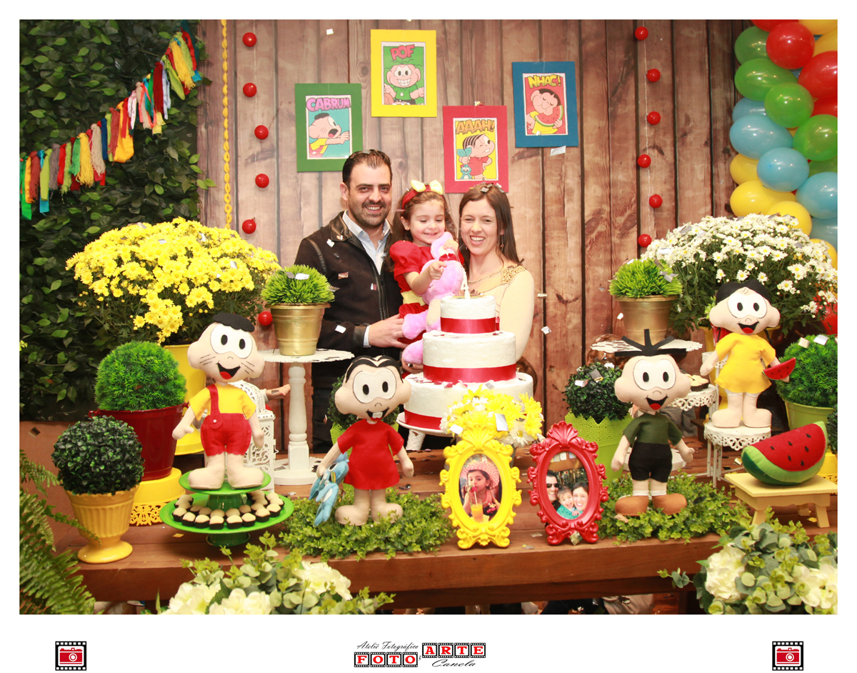 família na mesa do parabéns