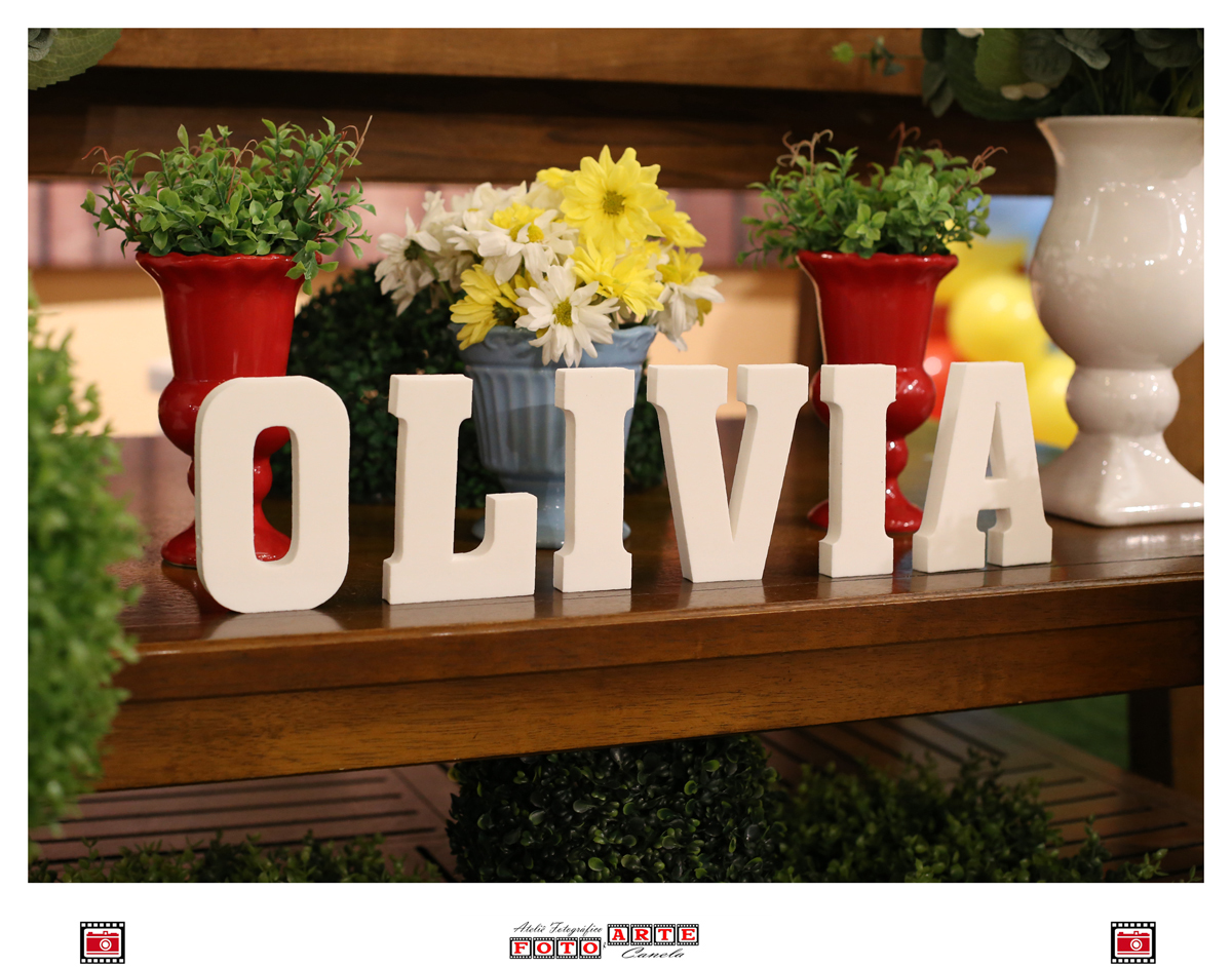 letras de madeira na mesa do parabéns