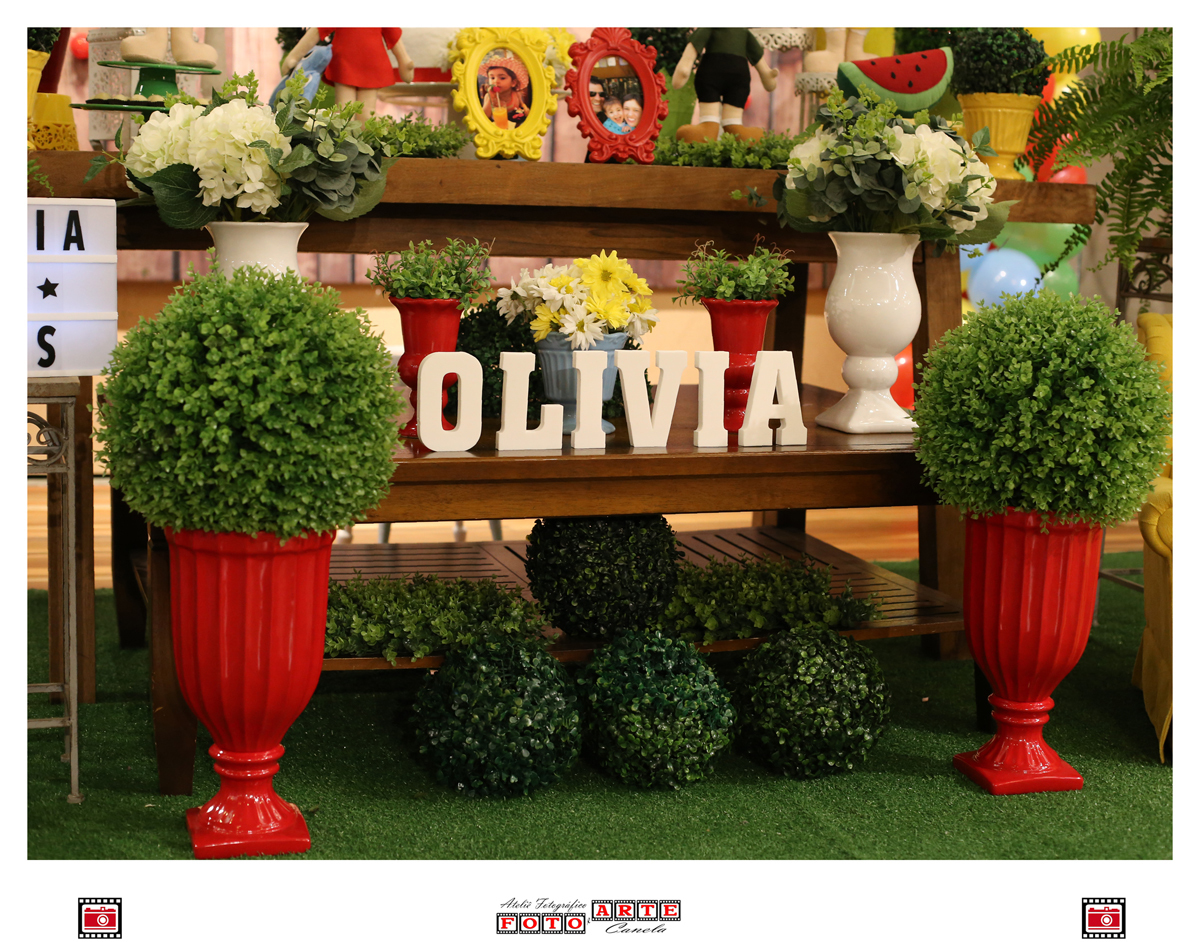  decoração com arbustos verdes, flores e letras de madeira