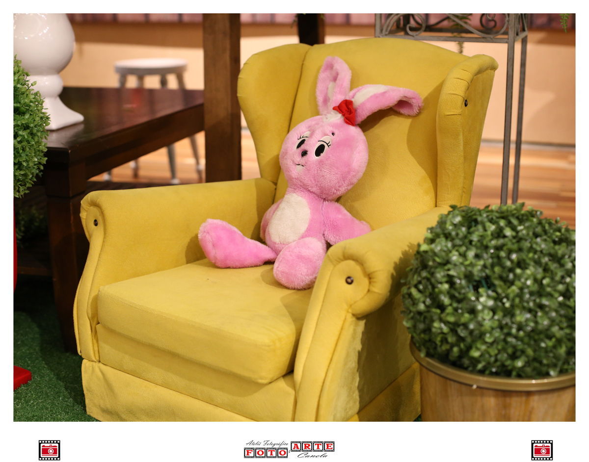 bicho de pelúcia em cadeira amarela