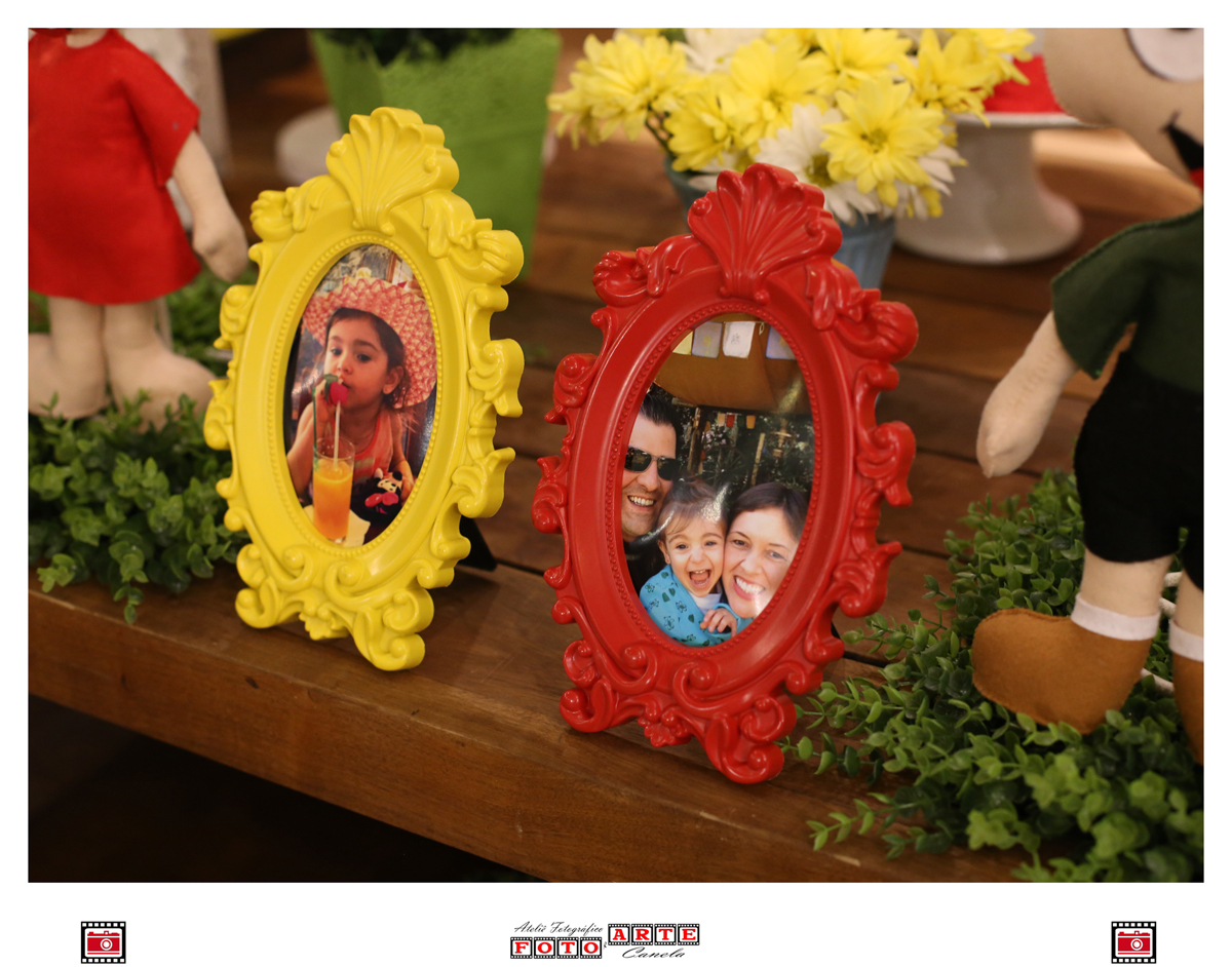 quadros coloridos com fotos da família