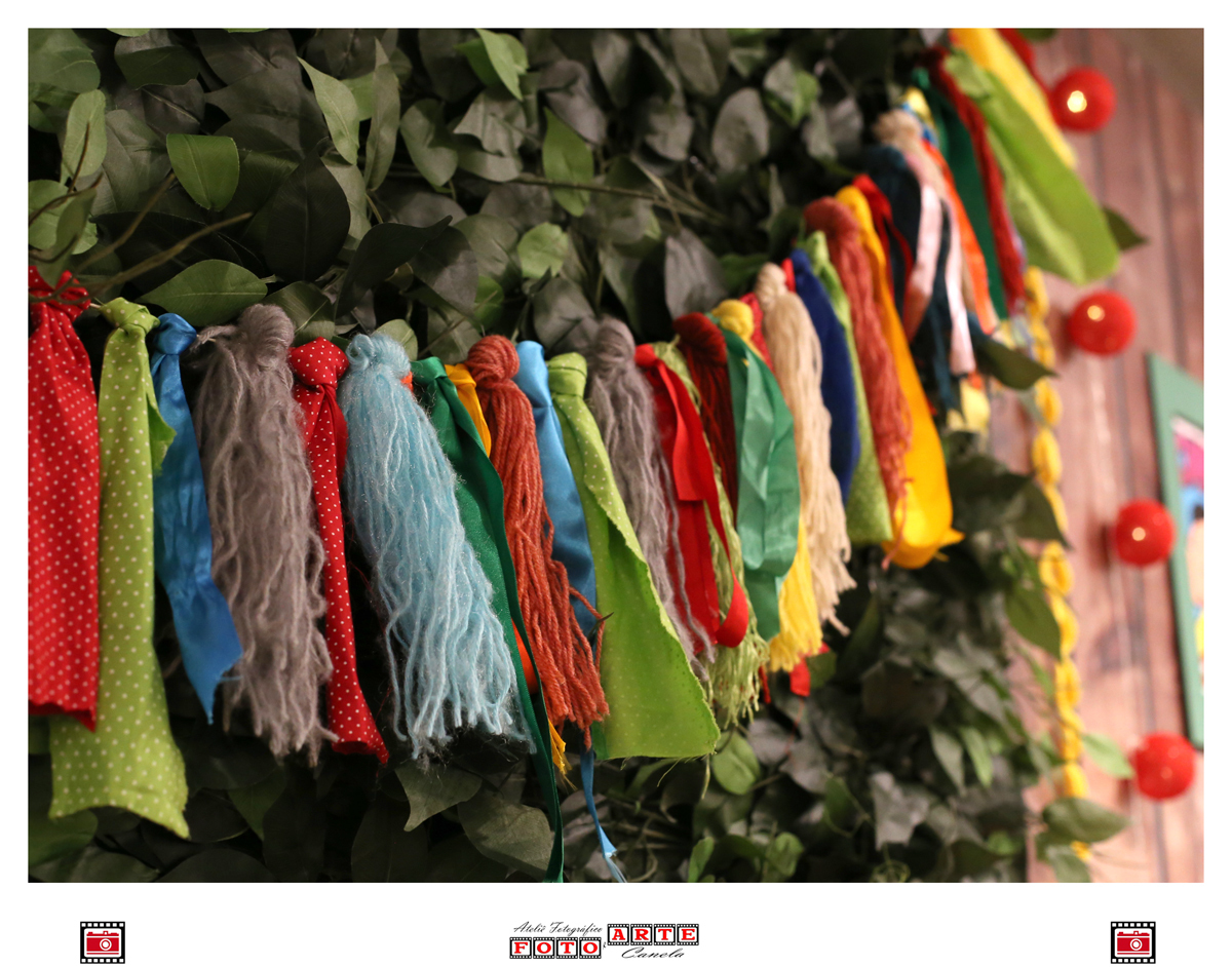 fitas coloridas penduradas no mural