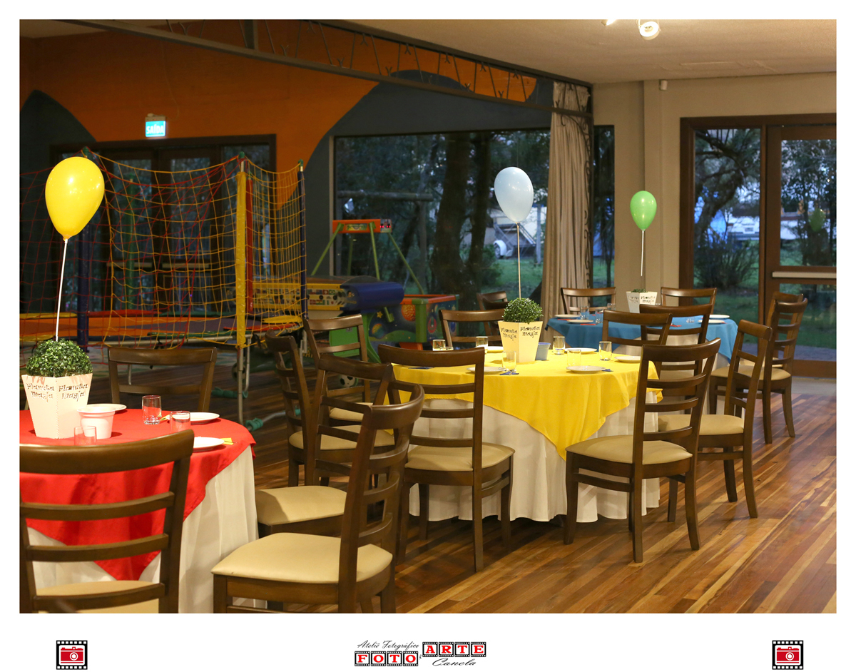 interior planeta Golden com mesas decoradas