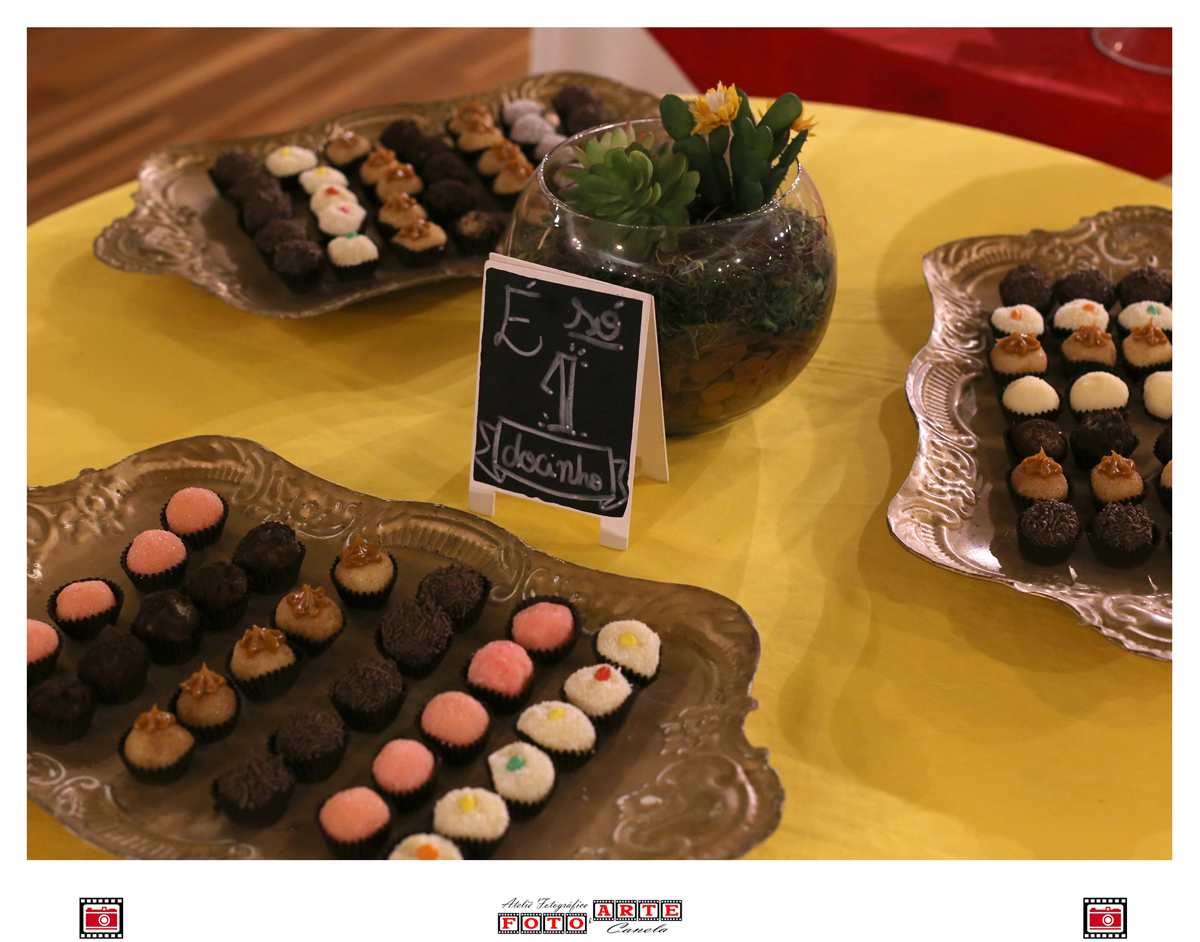 docinhos no buffet da festa