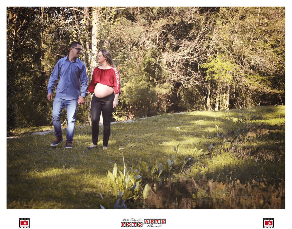 CASAL CAMINHANDO