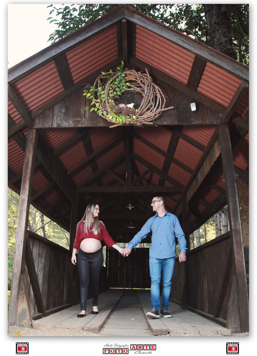 casal na ponte de madeira