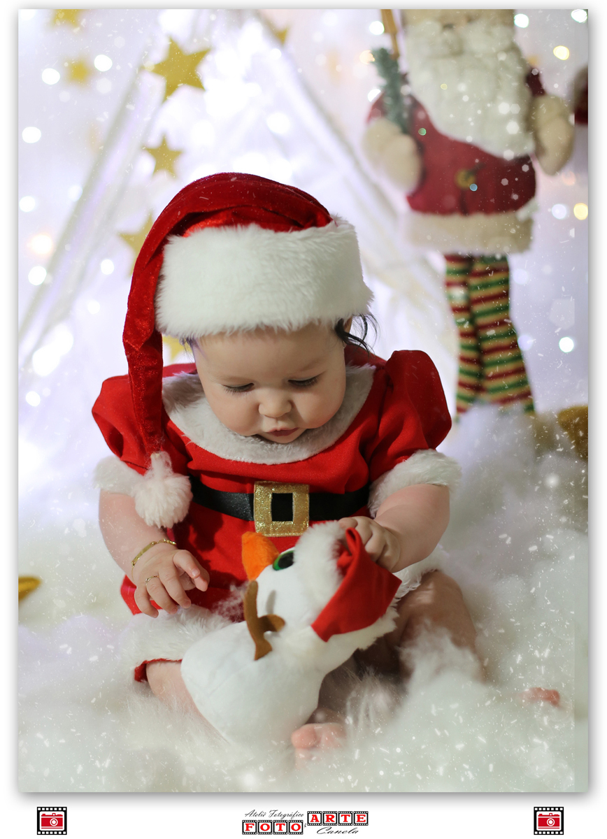 bebê brincando com boneco de neve