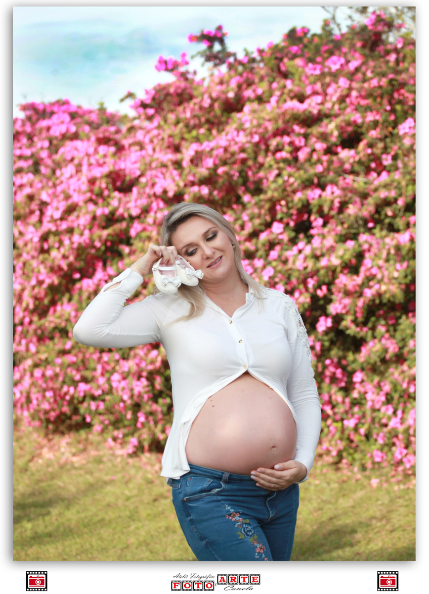 sapatinha e barriga de gestante