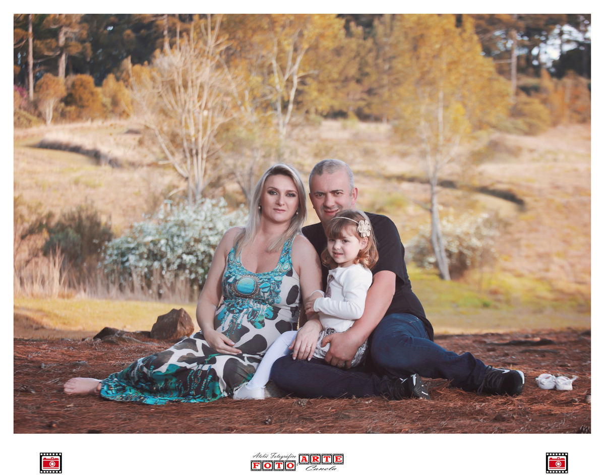 família sentada no chão