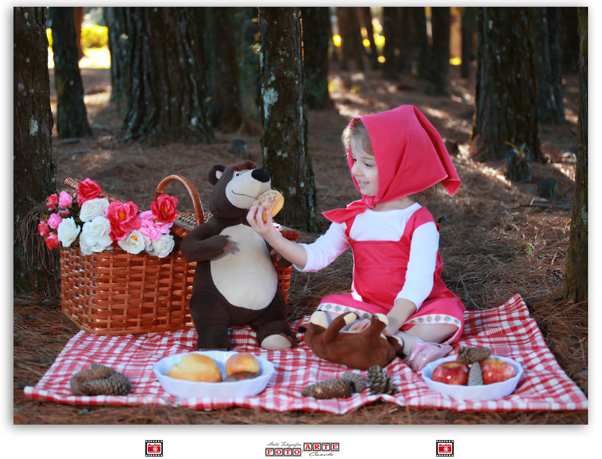 menina comendo doces