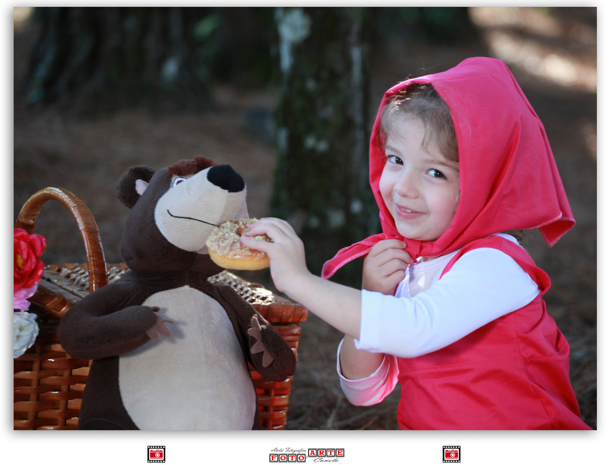 menina tratando o urso