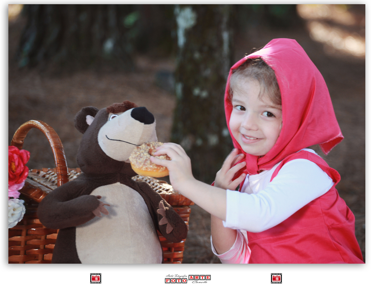 menina dando comida para o urso