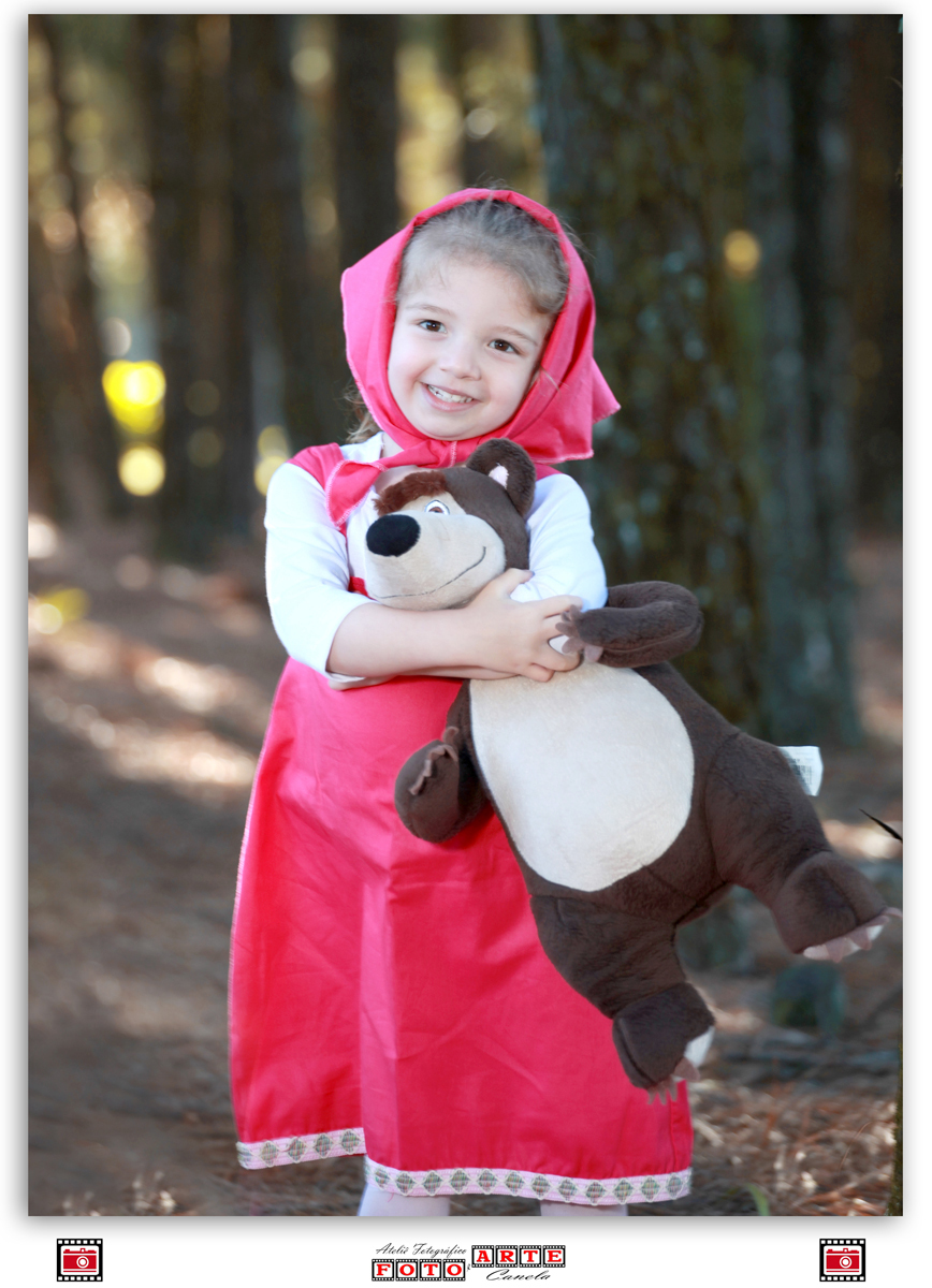 menina abraçando o urso