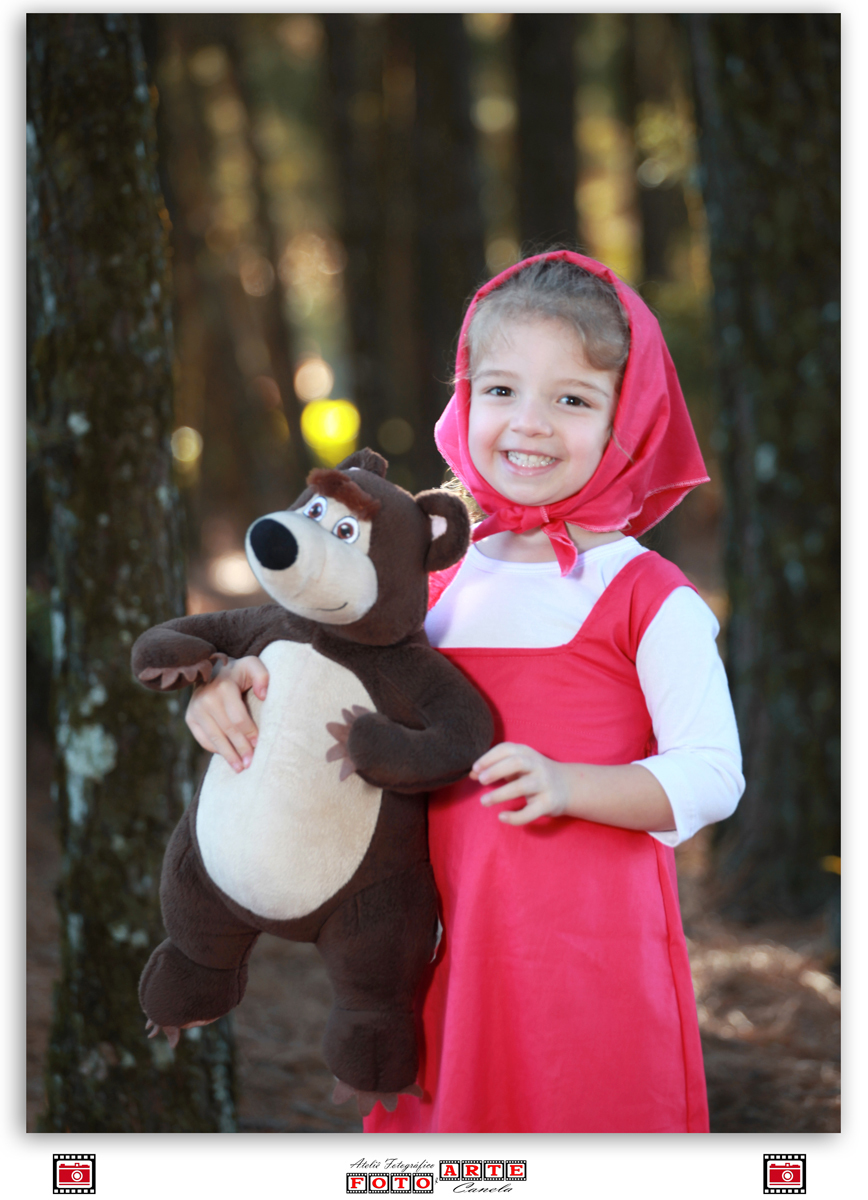 menina com urso de pelúcia