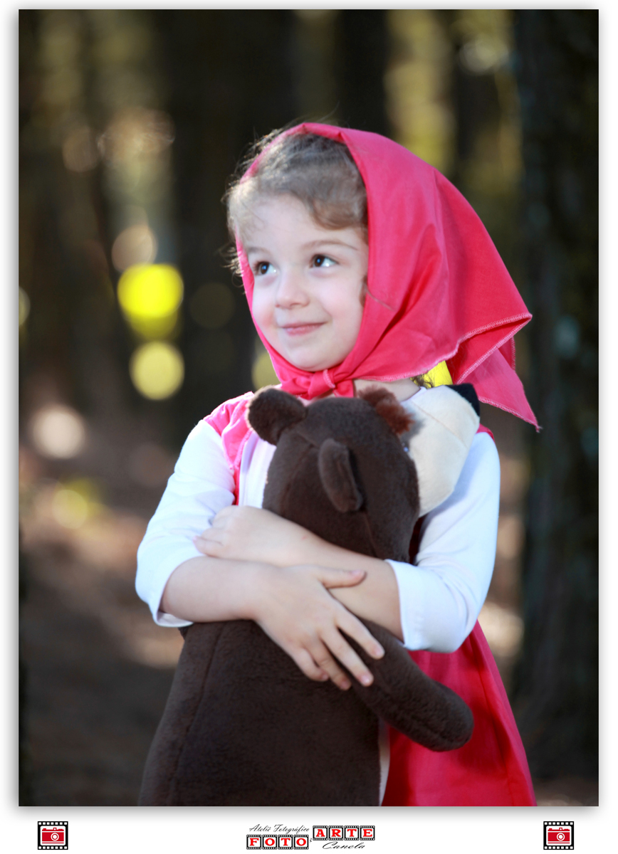 menina abraçando urso de pelúcia