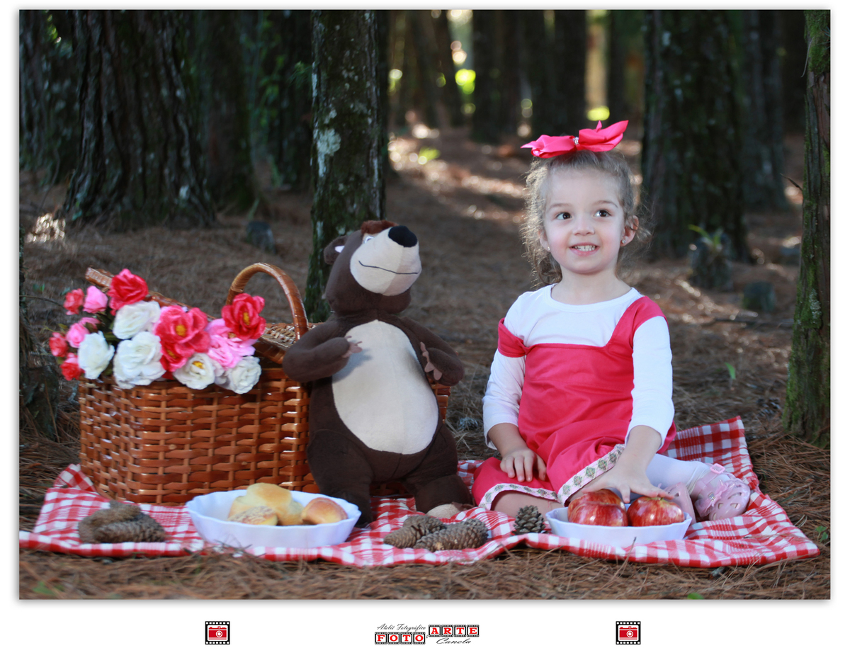 menina sentada no chão