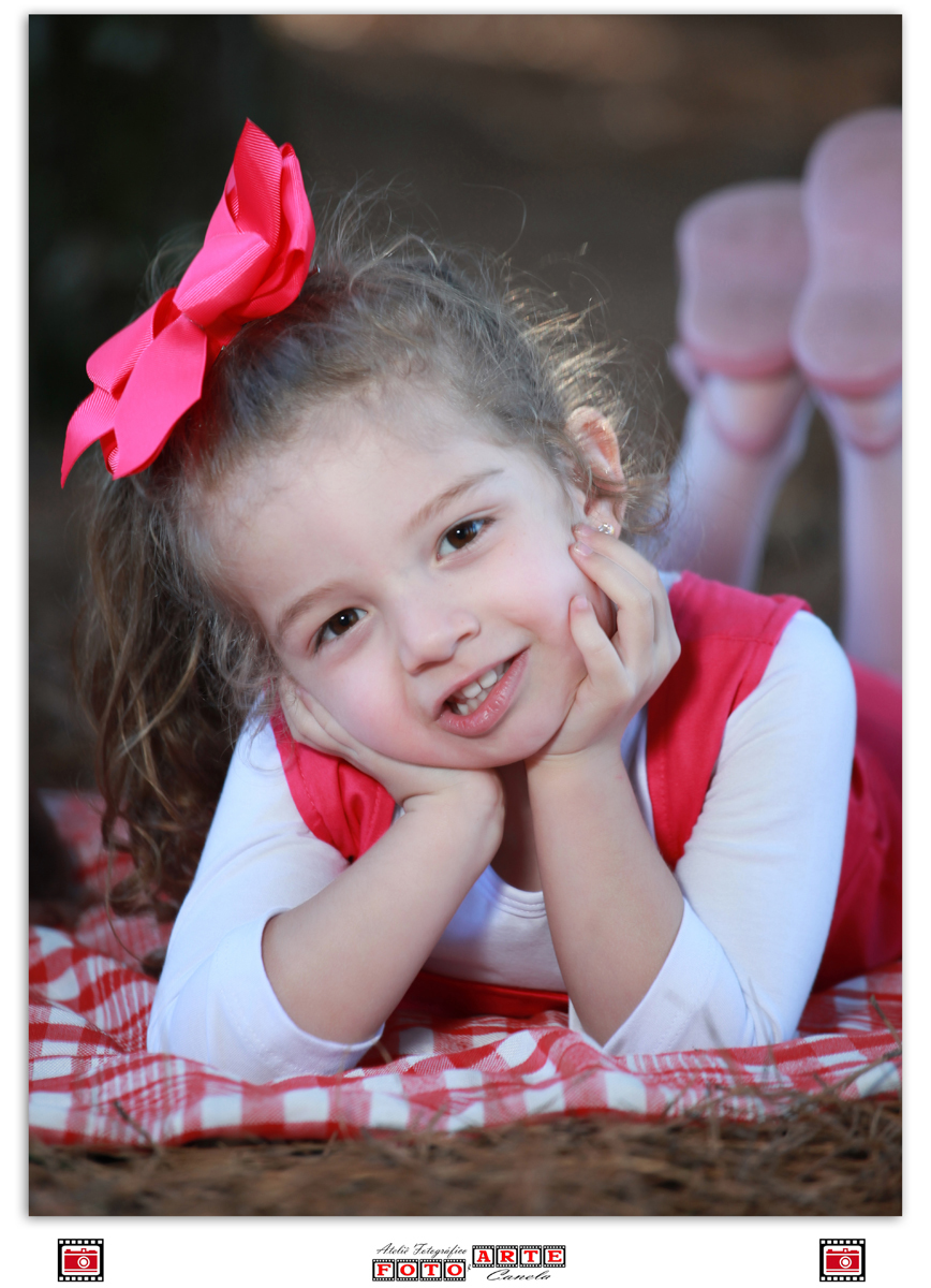 menina deitada no chão