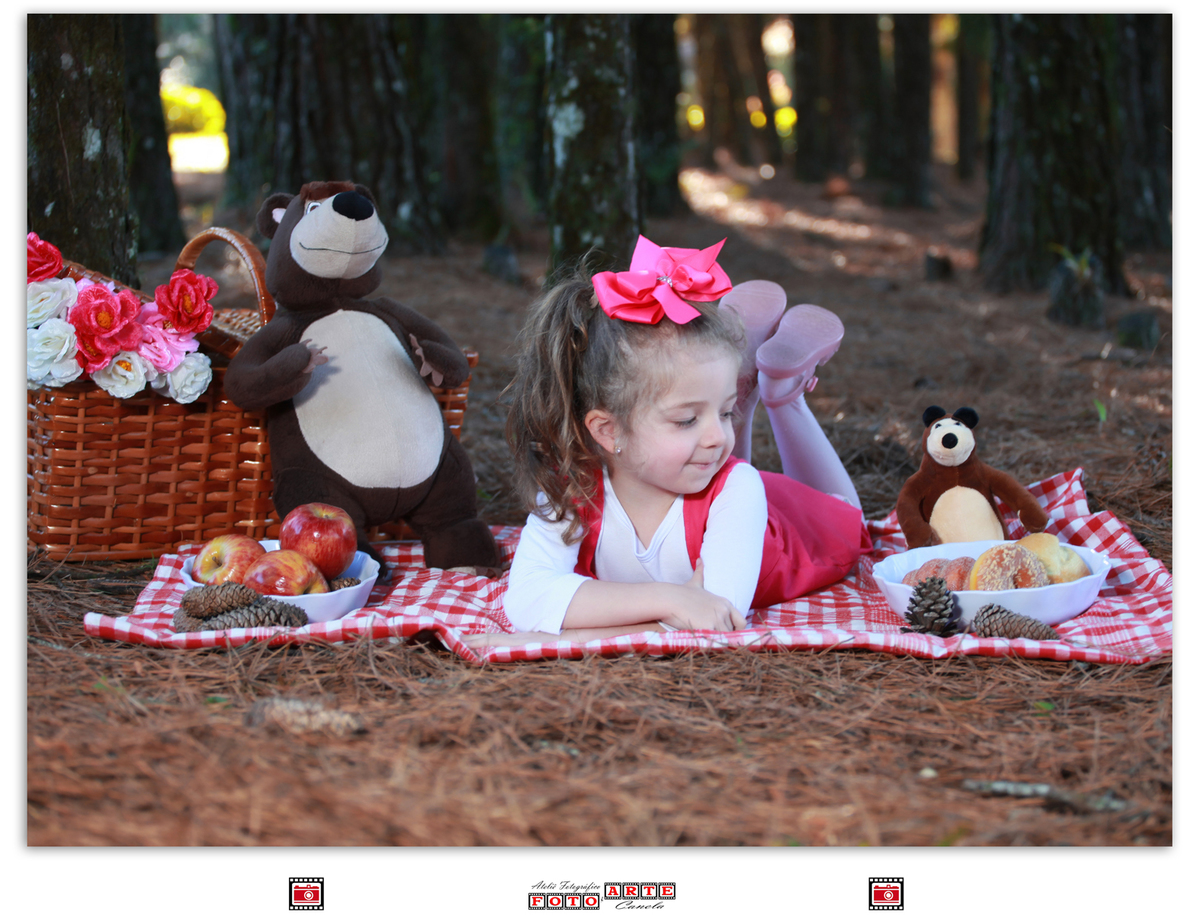 deitada na toalha de piquenique