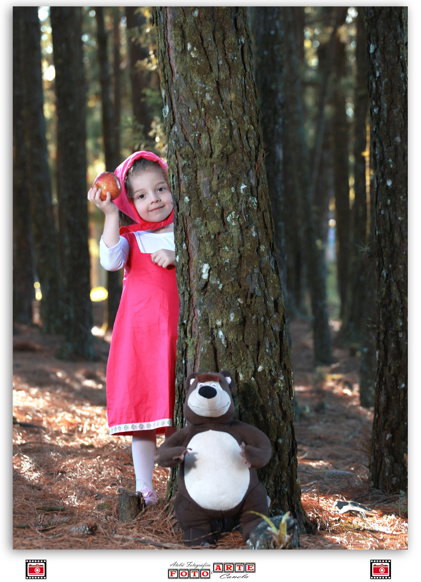 escondida atrás da árvore