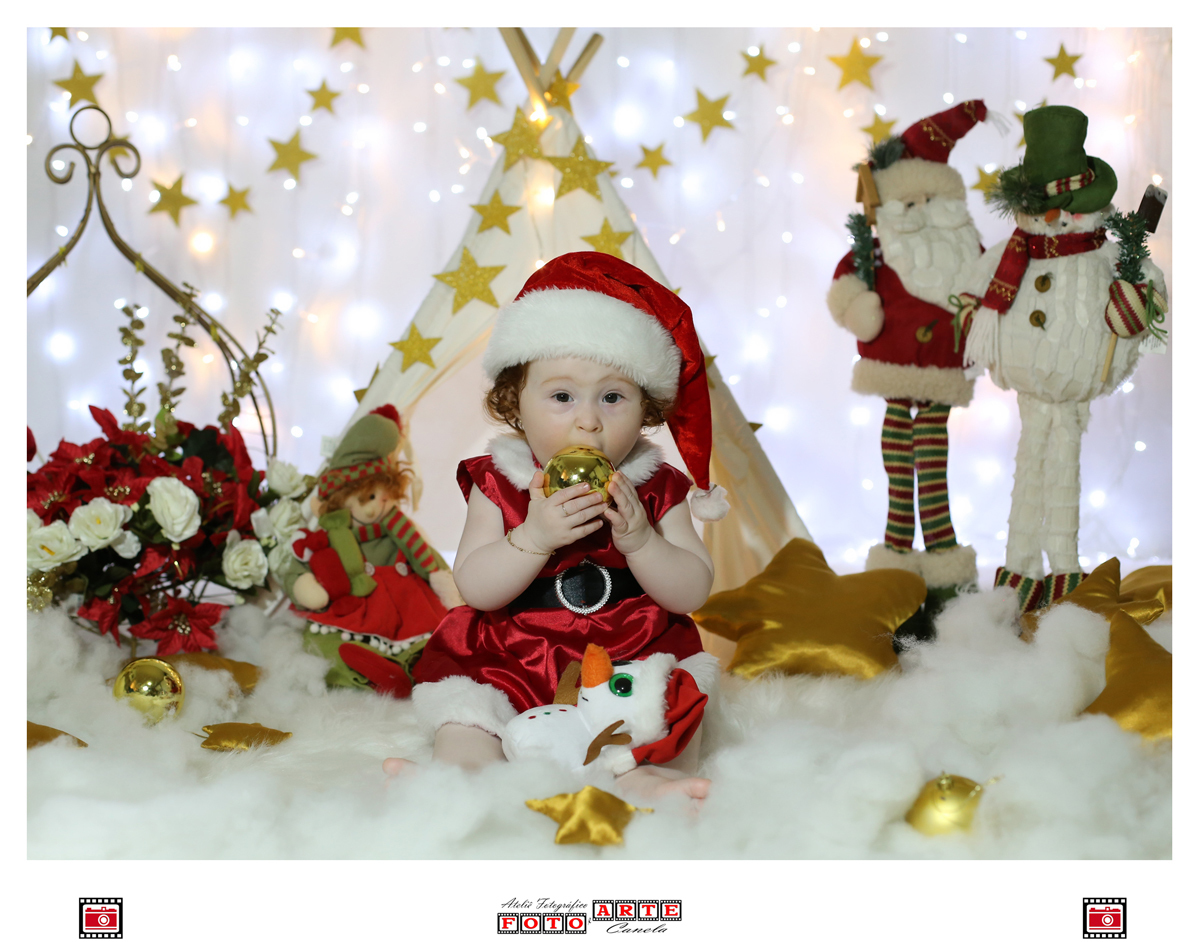 segurando bolinha natal