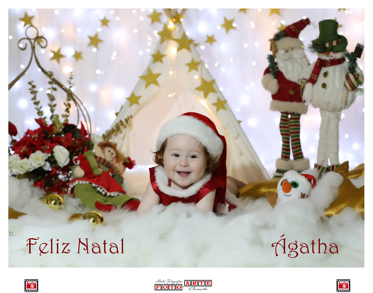 criança no cenário de natal