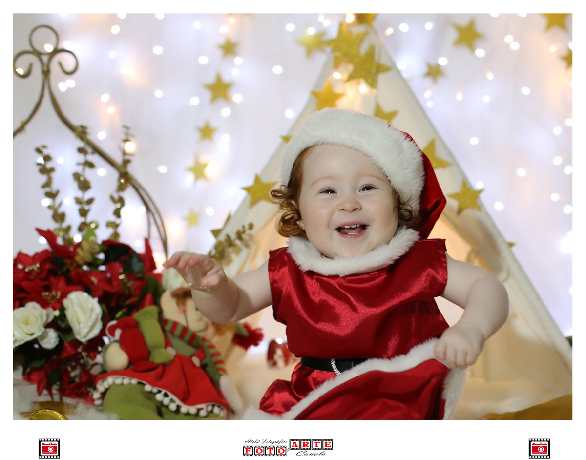 criança brincando com a roupa