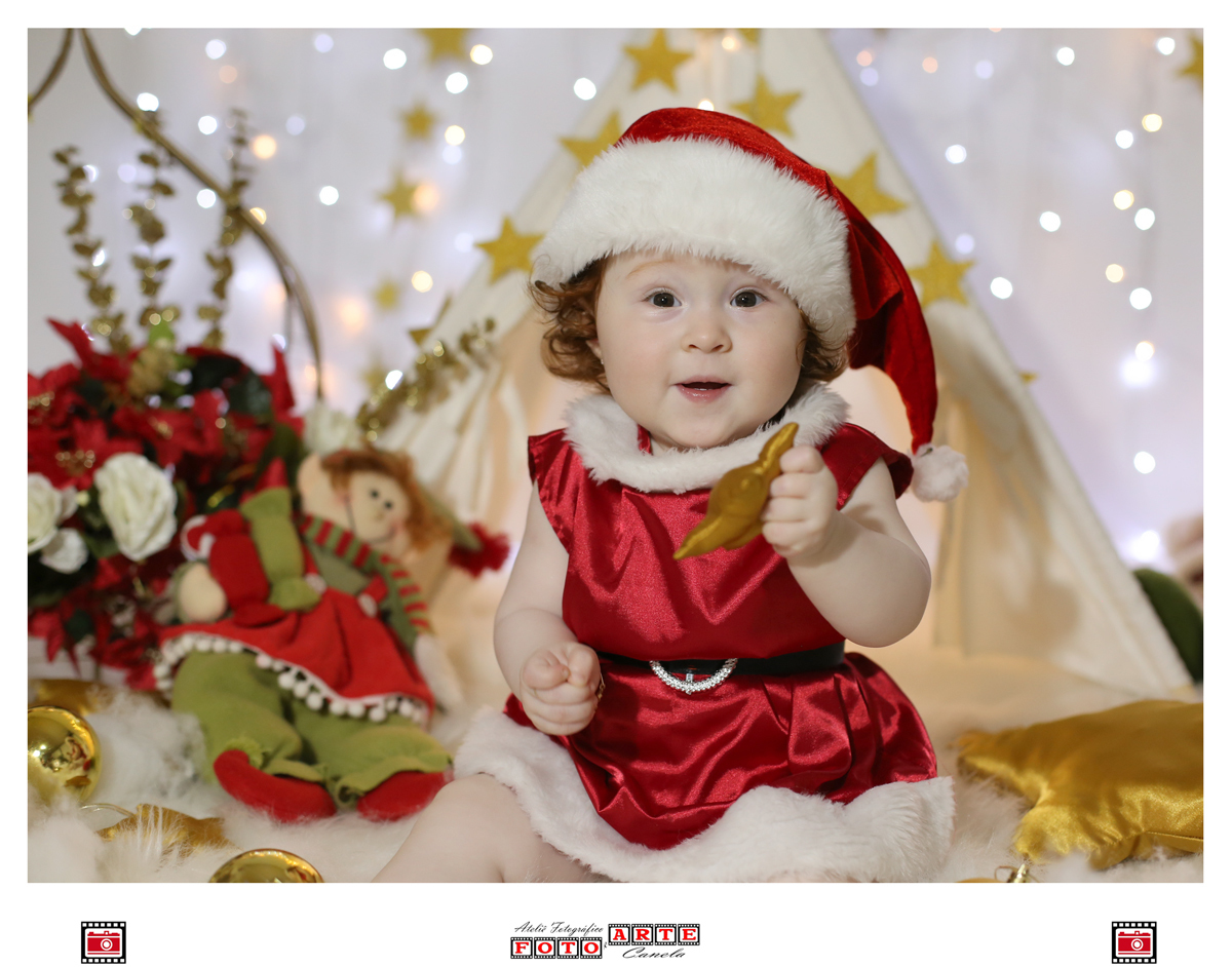 criança segurando estrela de natal