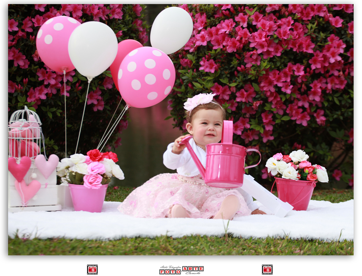 menina segurando regador rosa