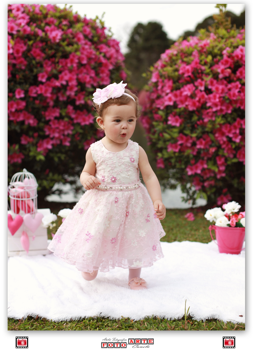 menina de vestido rosa mandando beijinho
