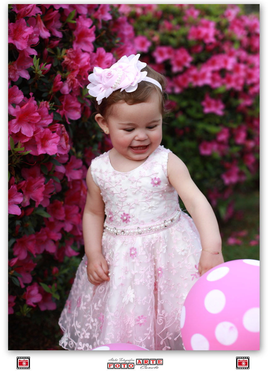 menina sorridente de vestido rosa