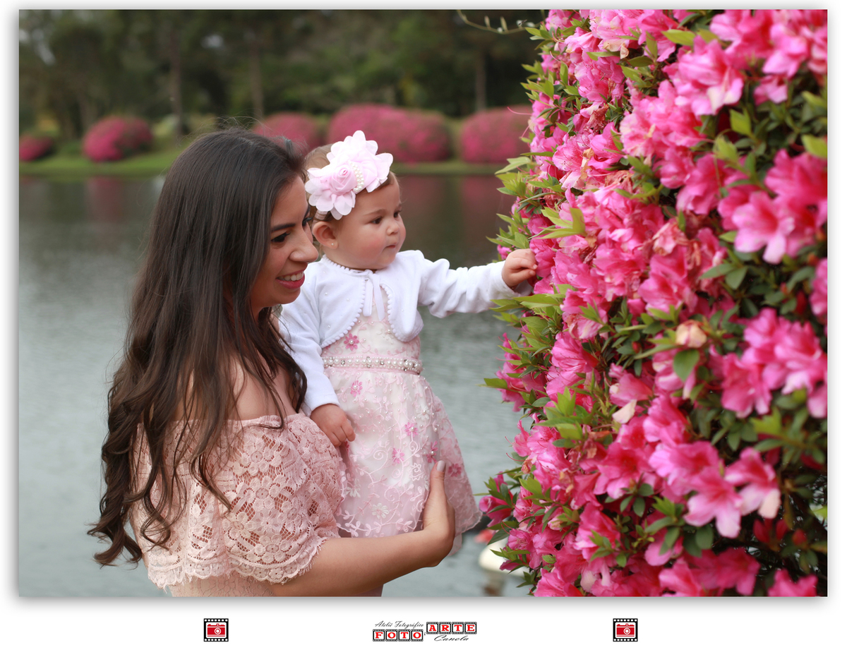 menina vendo as flores no colo da mãe