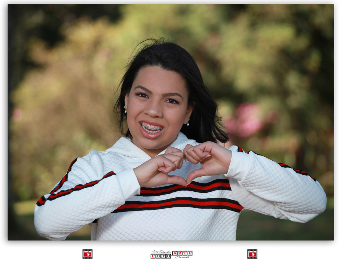 menina fazendo coraçõzinho