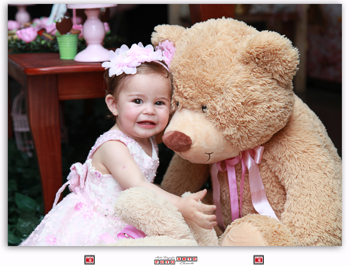 menina com urso