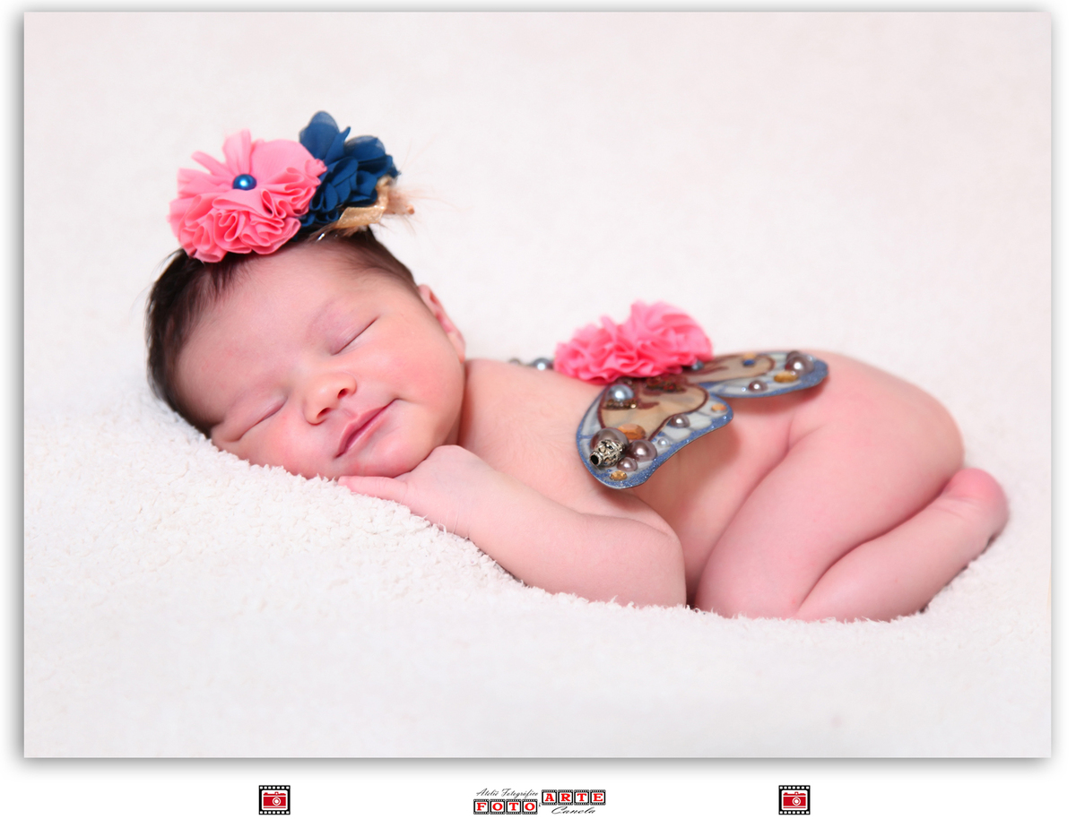 bebê menina borboleta