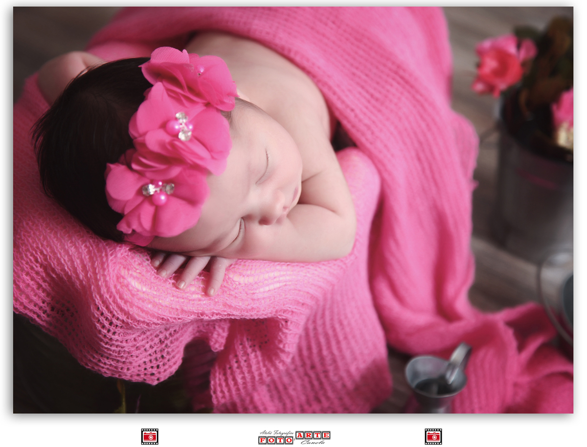 bebê de laço rosa